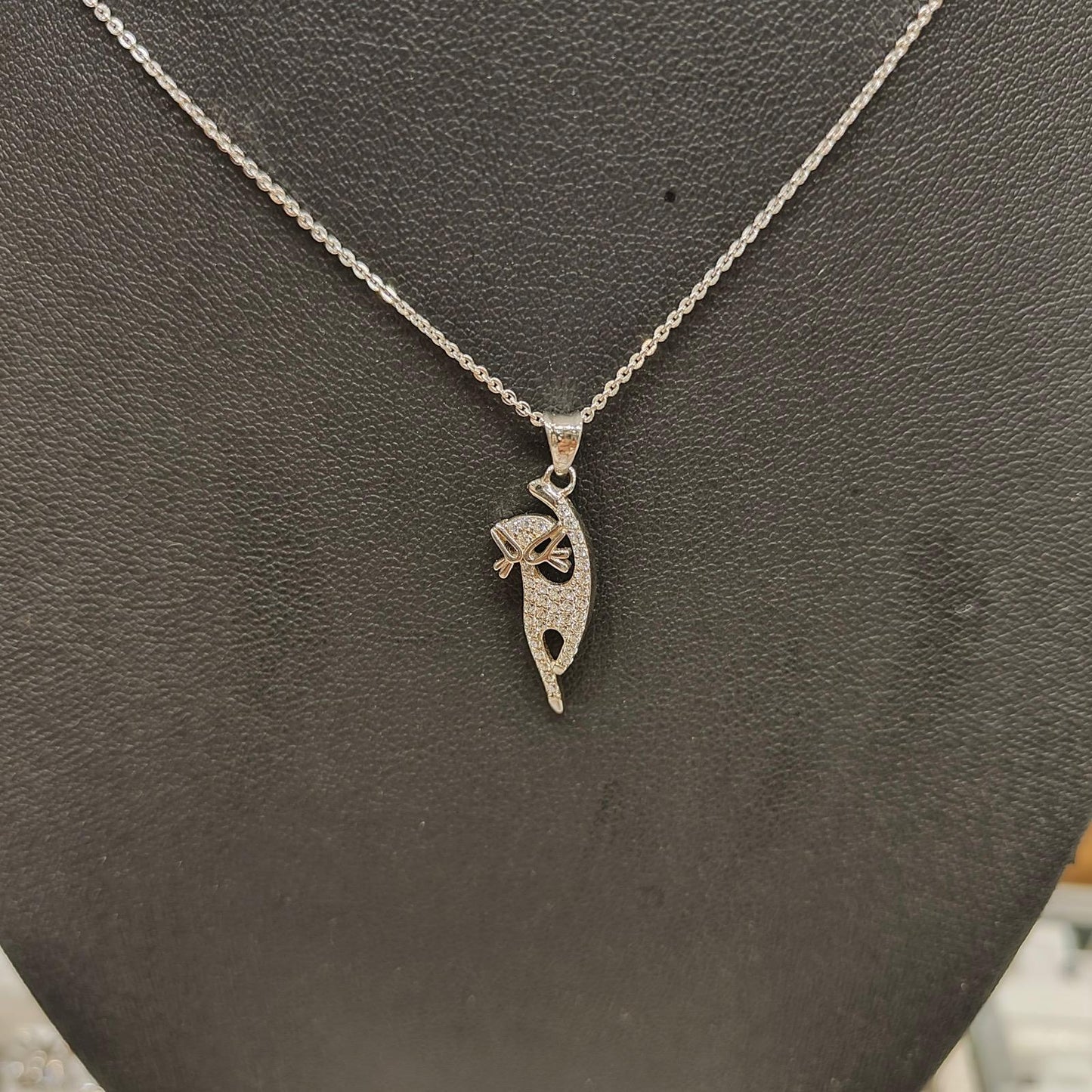 925 SILVER CAT SHAPE PENDANT IN A 20" CHAIN NECKLACE